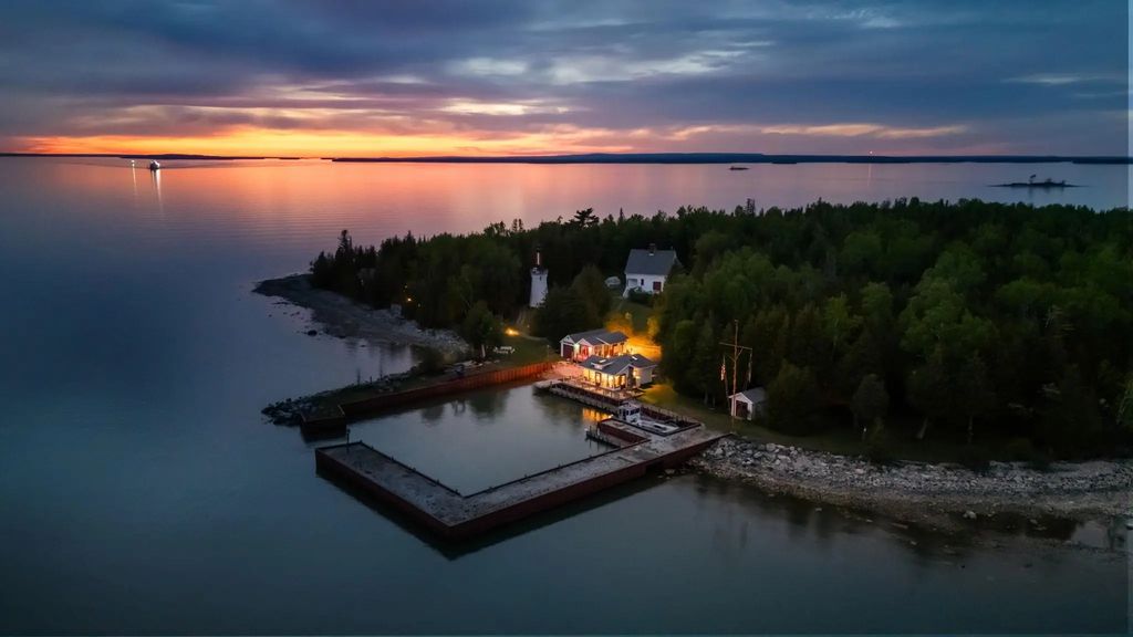 21500 S Pipe Island, DetourTownship_Chippewa