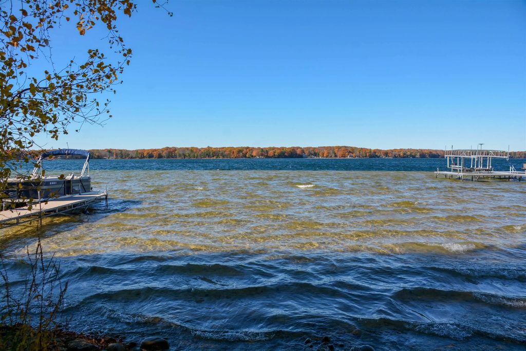 1335 W Outer Drive, LongLakeTownship_GrandTraverse