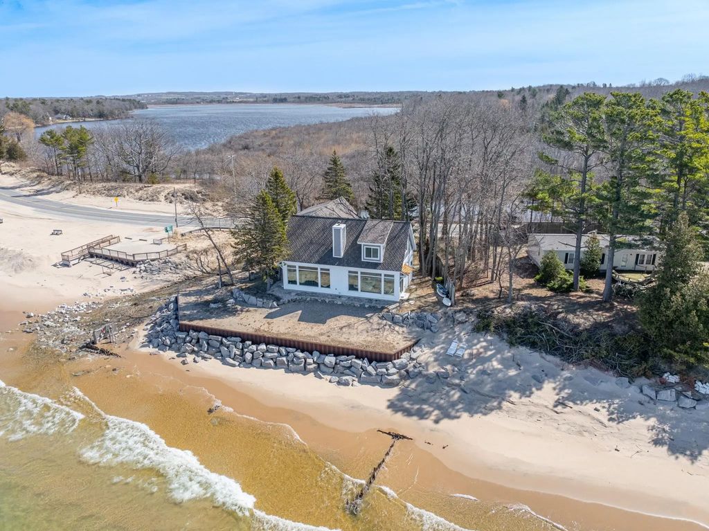 3126 Lake Shore Road, ManisteeTownship_Manistee