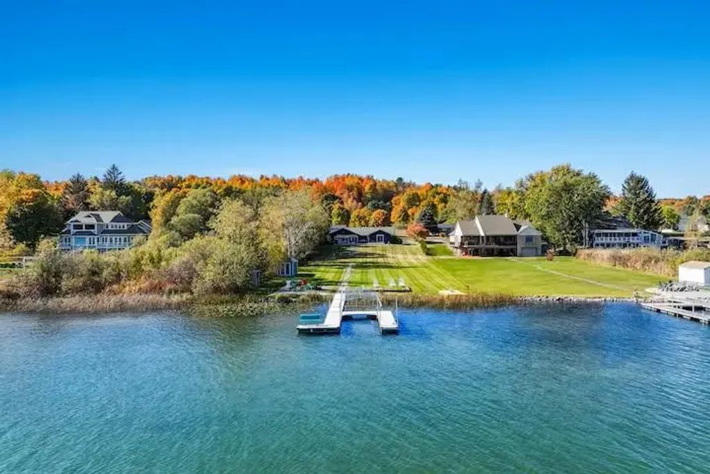 553 S Lake Shore Drive, LelandTownship_Leelanau