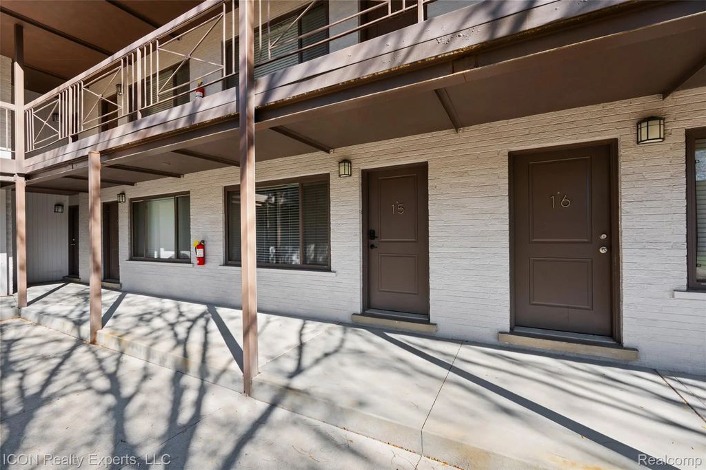 2325 W 13 Mile Rd, RoyalOakCity_Oakland