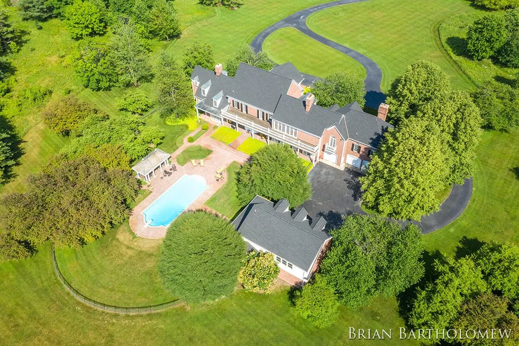 560 Saddlebrook Drive Ne, GrandRapidsCharterTownship_Kent