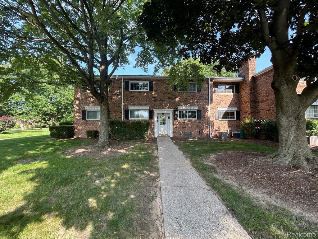 683 E Fox Hills Drive, BloomfieldCharterTownship_Oakland