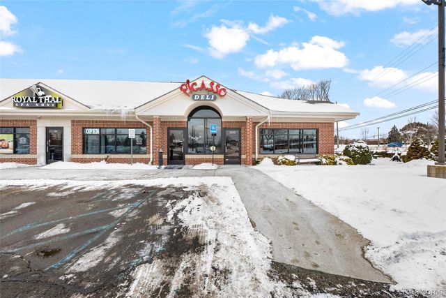 39915 Grand River Avenue, Novi