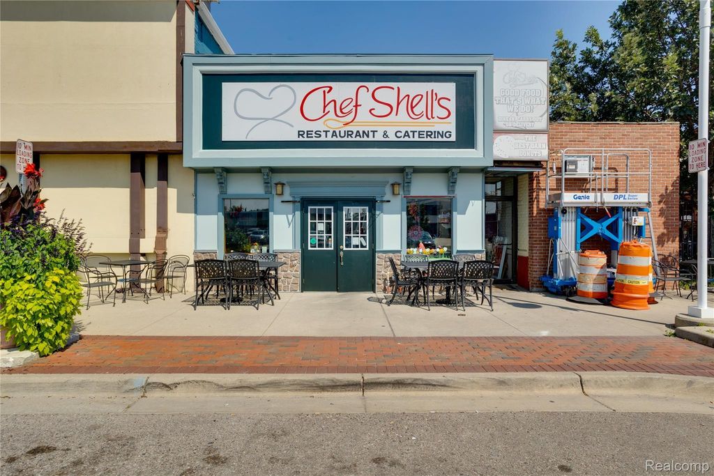 324 Superior Mall, Port Huron city