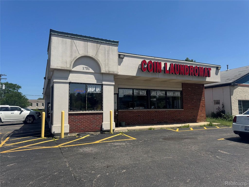 1751 E West Maple Road, Walled Lake city