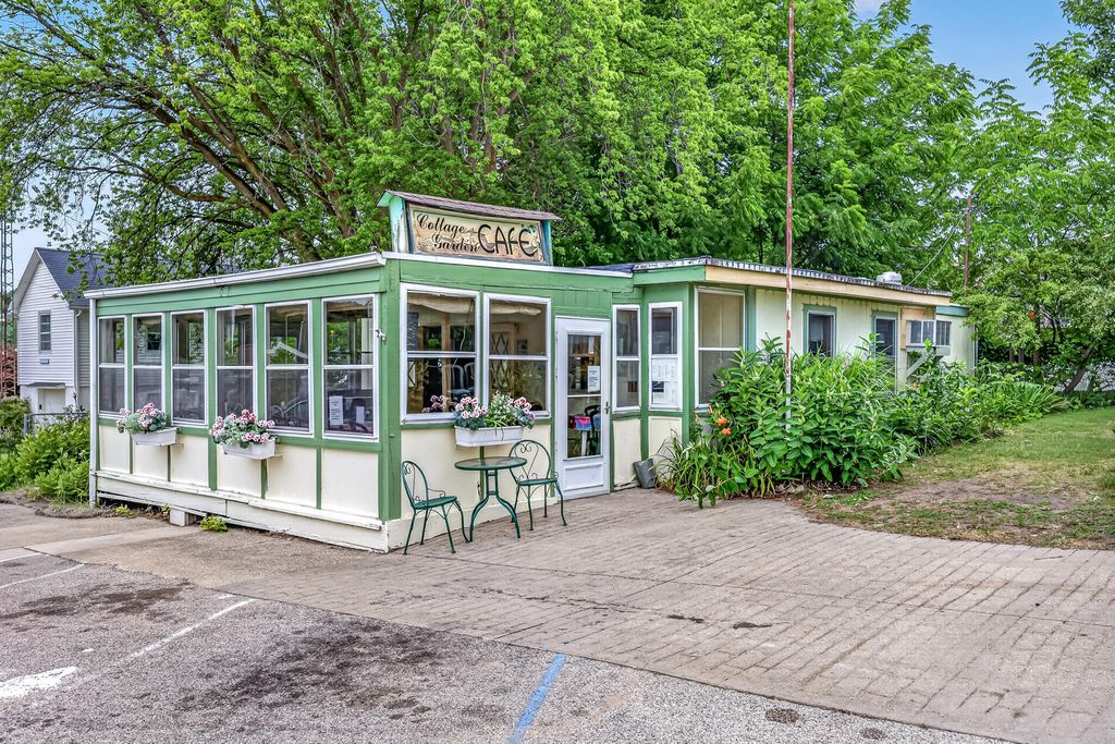 40 3rd Street, Pentwater village