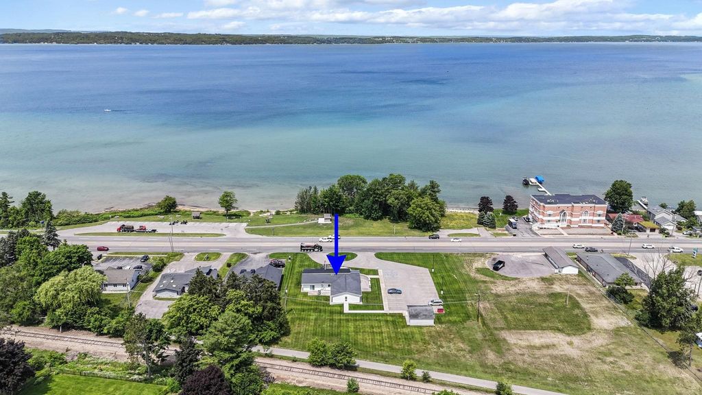 5168 - 5200 N Us-31, Acme township