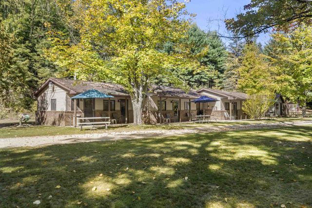 2212 Valley, Honor