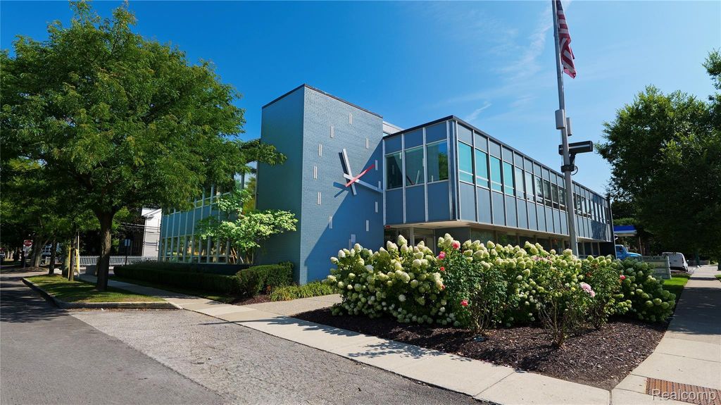 1025 E Maple Road 101, Birmingham city