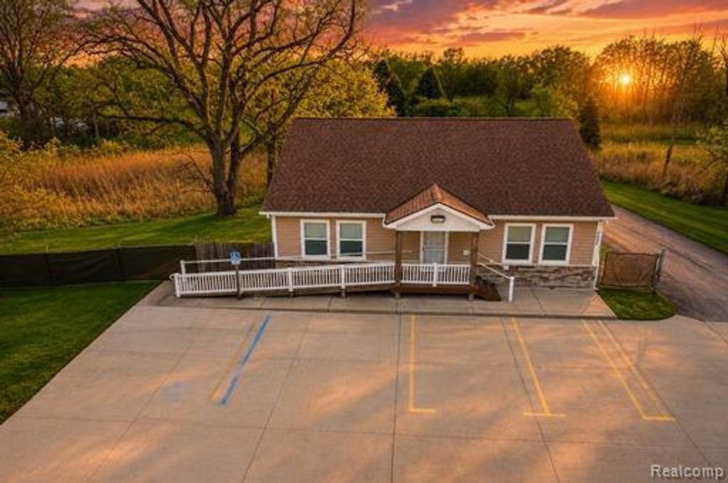2825 E Maple Road, Milford charter township
