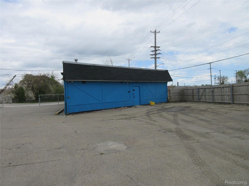 21665 Groesbeck Highway, Warren city