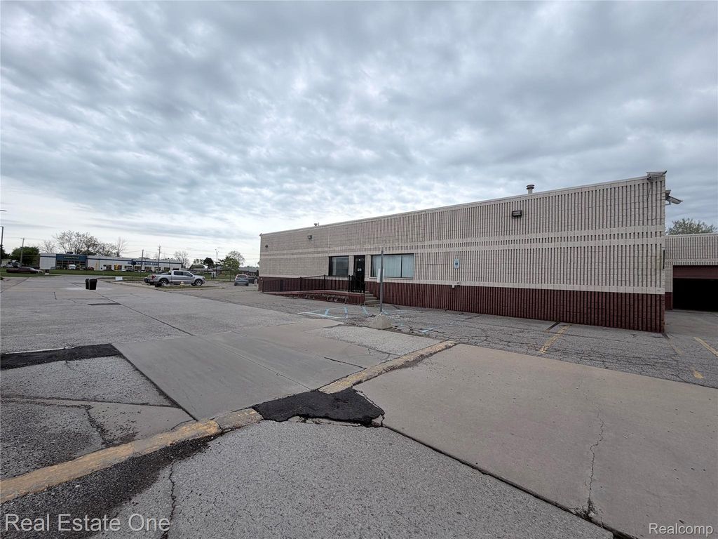 34381 Gratiot Avenue S, Clinton charter township