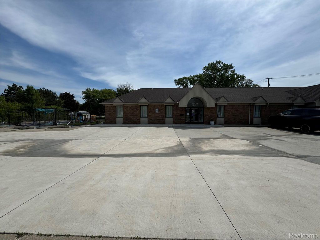 1975 E. Maple Rd Road 2, Troy city