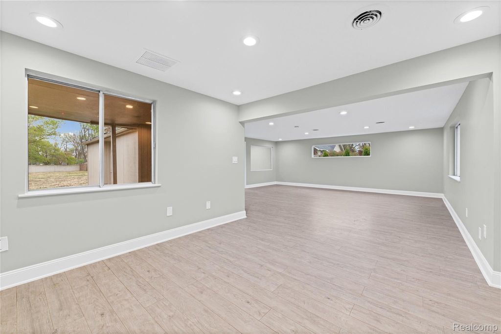 3236 Rochester Road, Troy city
