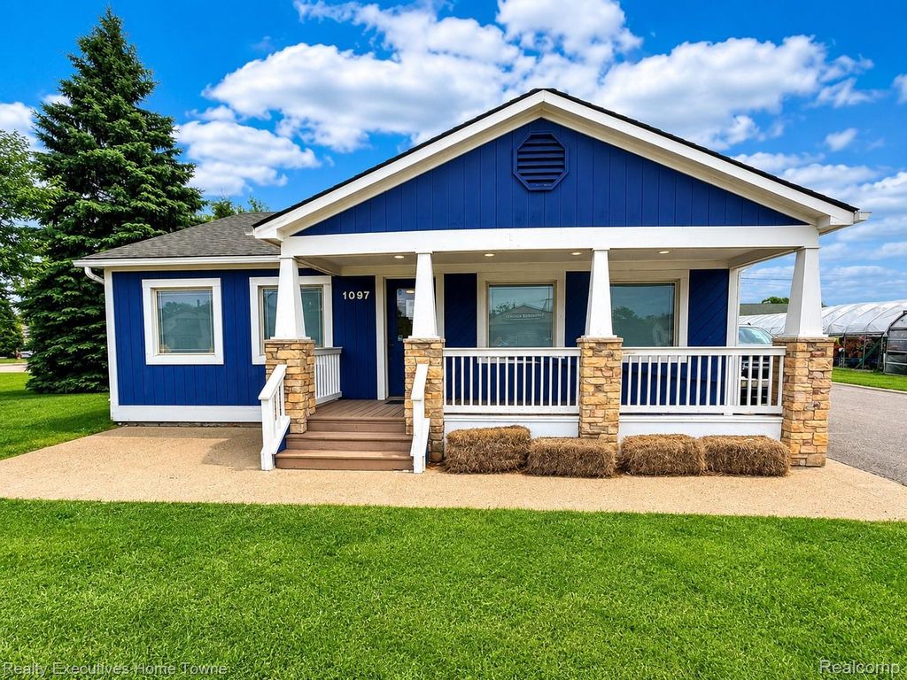 1097 S Lapeer Road, Oxford charter township