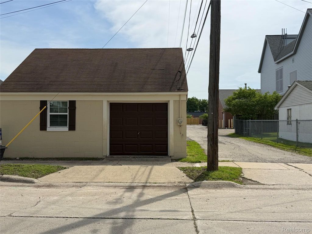 129 W Lake Street, South Lyon city