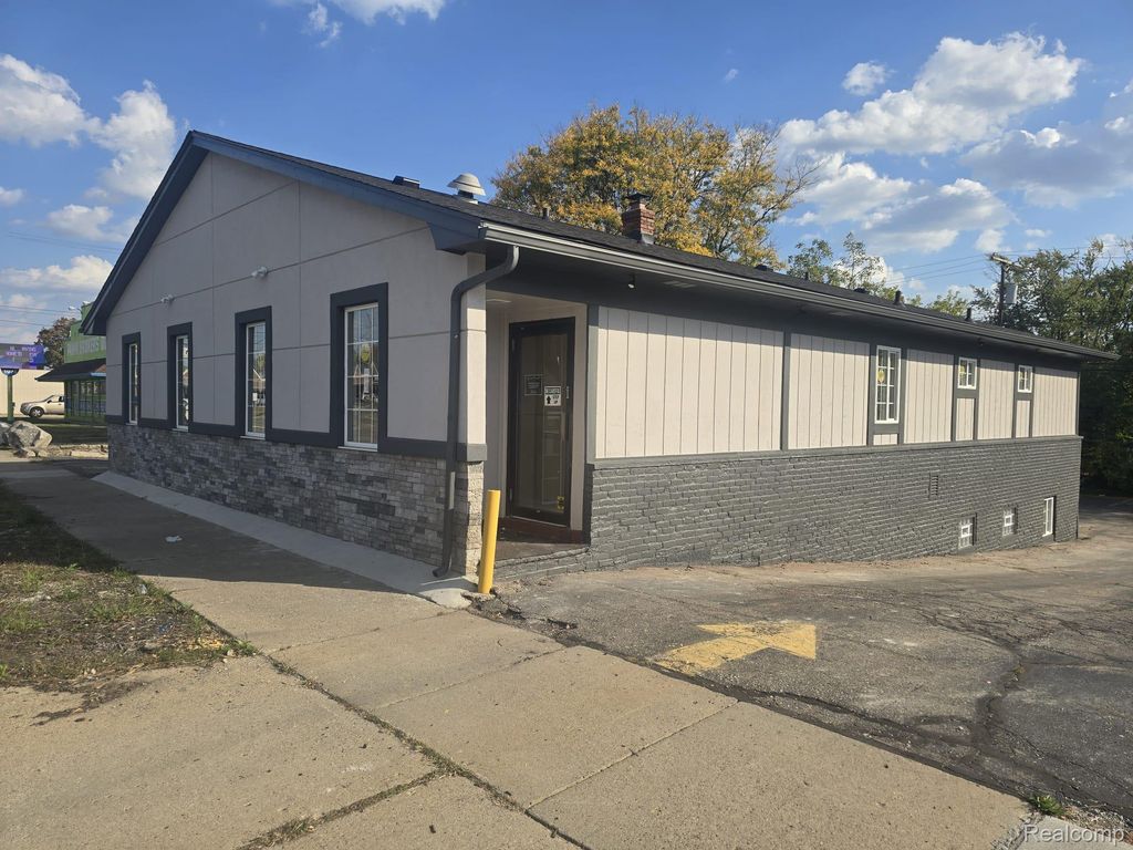 1095 W Huron Street, Waterford charter township