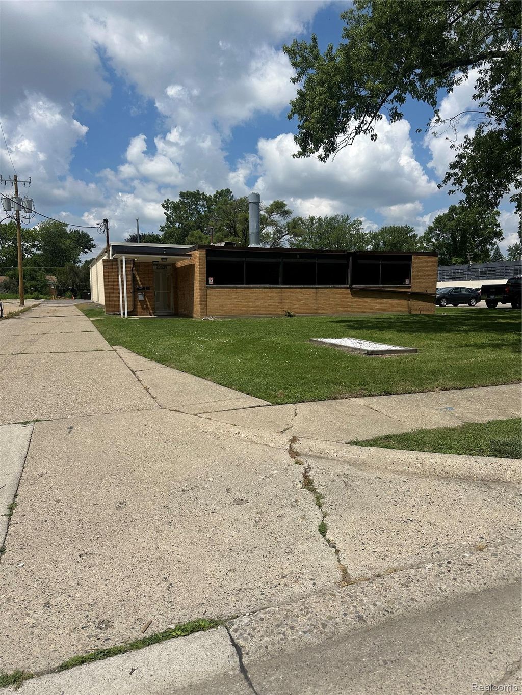 23539 Pinewood Street, Warren city