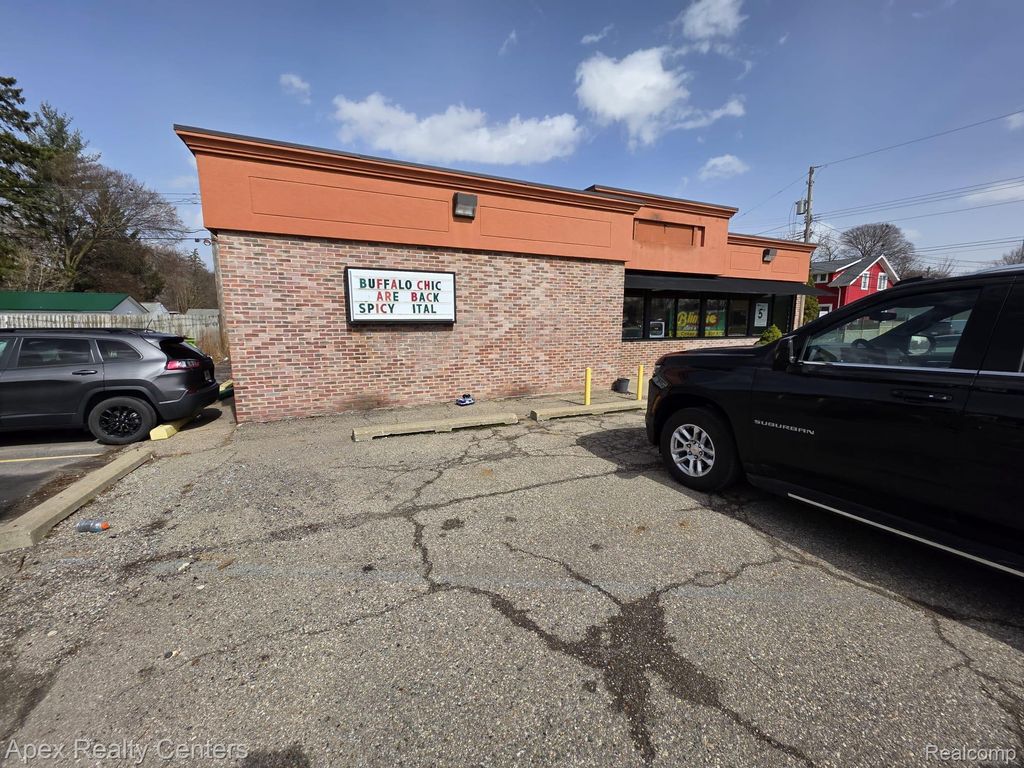 2323 E Michigan Avenue, Lansing city