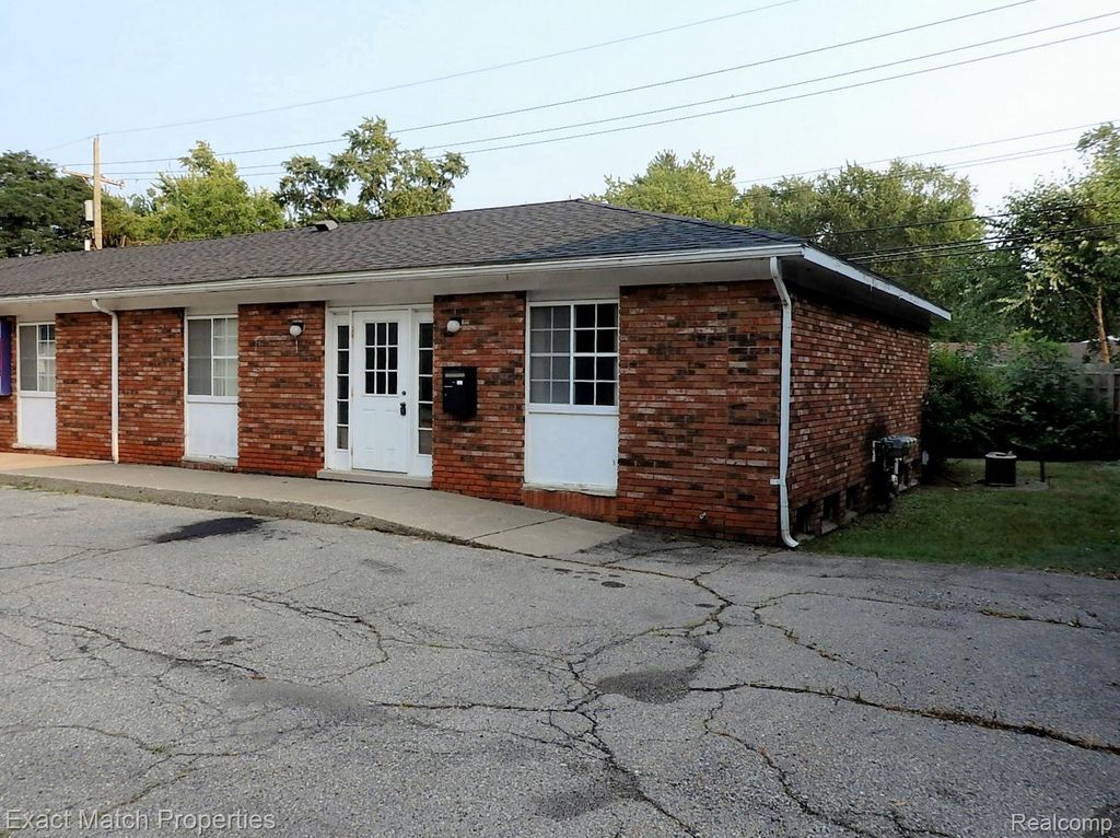 9555 Commerce Road C, Commerce charter township