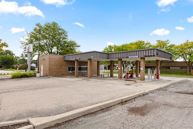 25501 Harper Avenue, St. Clair Shores
