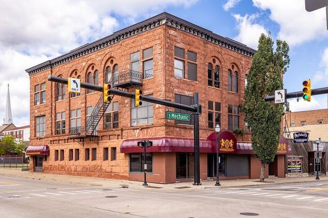 100 W Washington Avenue Unit: Lobby, Jackson