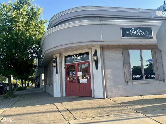 20745 Mack Ave, Grosse Pointe Woods