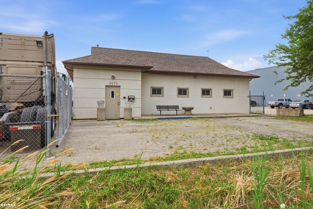 2075 Kenney, Warren city