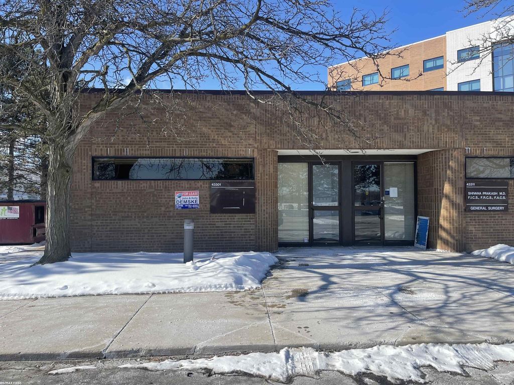 43301 Commons, Clinton charter township