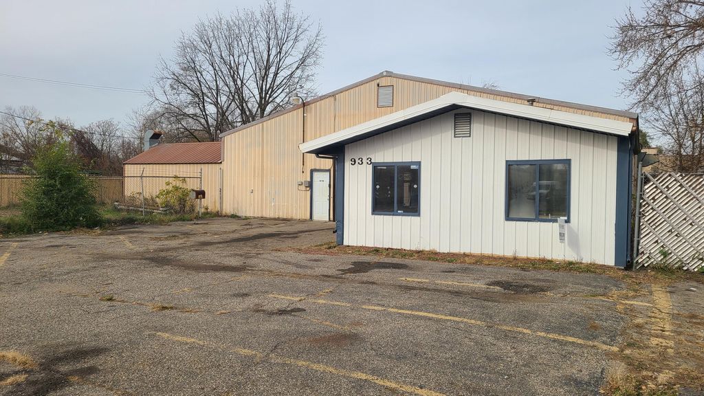 933 E Crosstown Parkway, Kalamazoo city