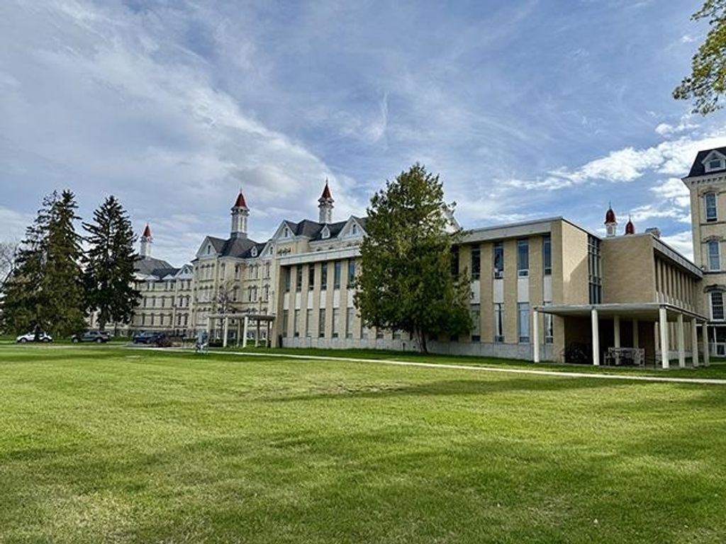 1200 W Eleventh, Traverse City city