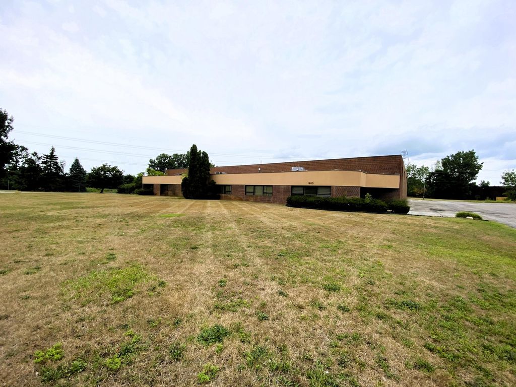 1960 W West Maple, Commerce charter township
