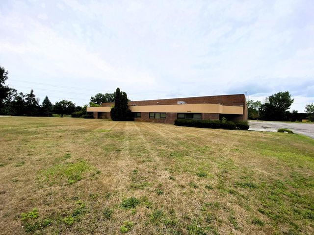 1960 W West Maple, Walled Lake
