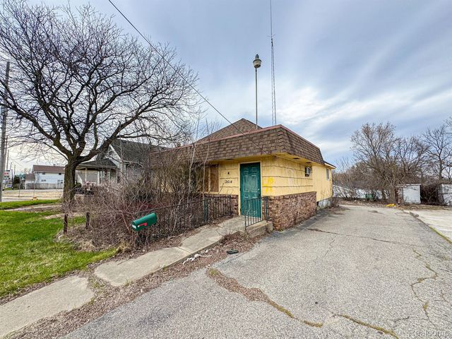 2614 Corunna Rd, Flint