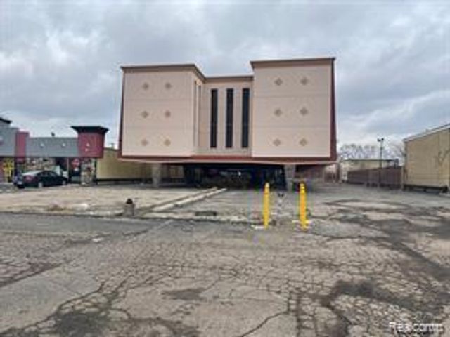 14500 W 8 Mile Road, Oak Park
