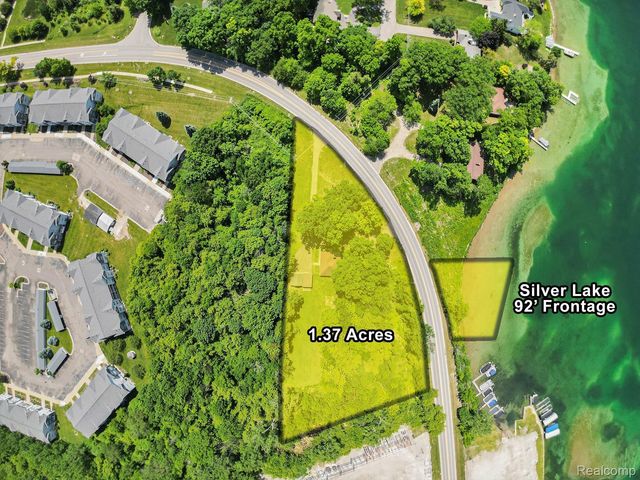 3382 W Silver Lake Road, Fenton