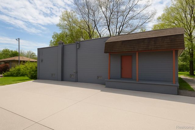 595 Orchard Lake Road, Pontiac