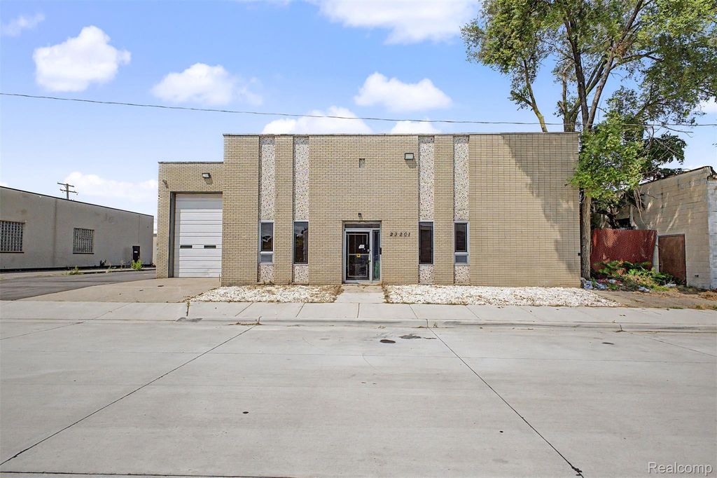 23201 Roseberry Avenue, Warren city