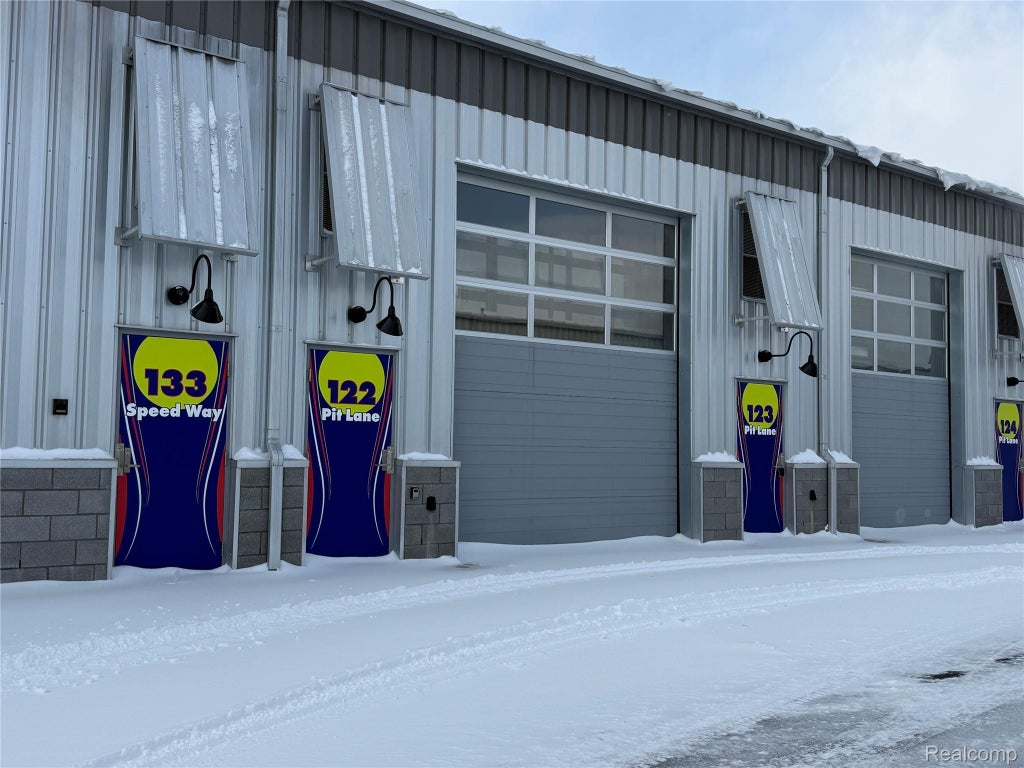 123 Pit Lane, Pontiac city