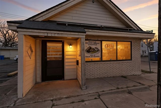 14693 E 8 Mile Road, Warren