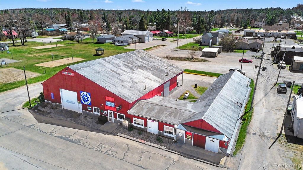 202 E 9th St., Mentor township