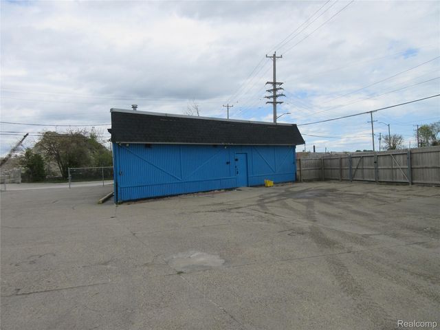 21665 Groesbeck Highway, Warren