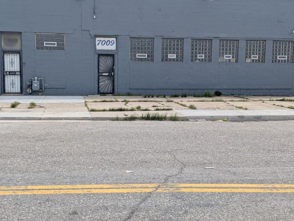 7009 W Chicago, Detroit city