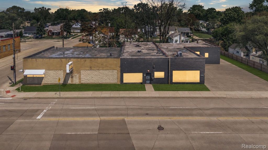 8407 E 9 Mile Road, Warren city