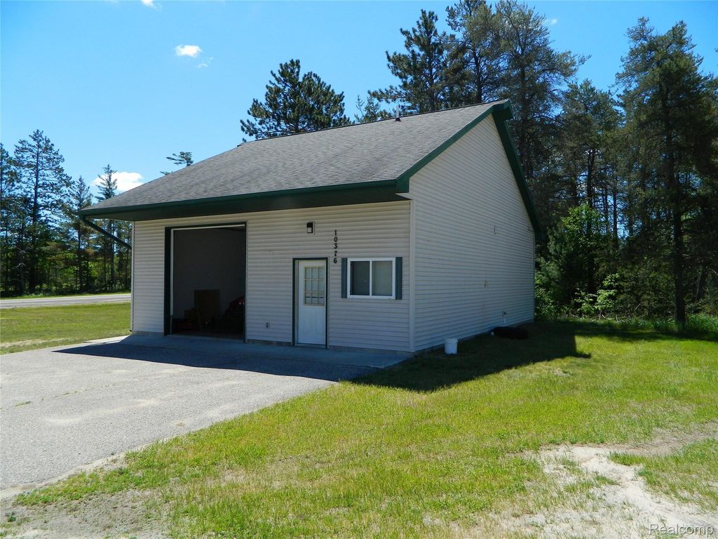 10376 N Roscommon Road, Roscommon village