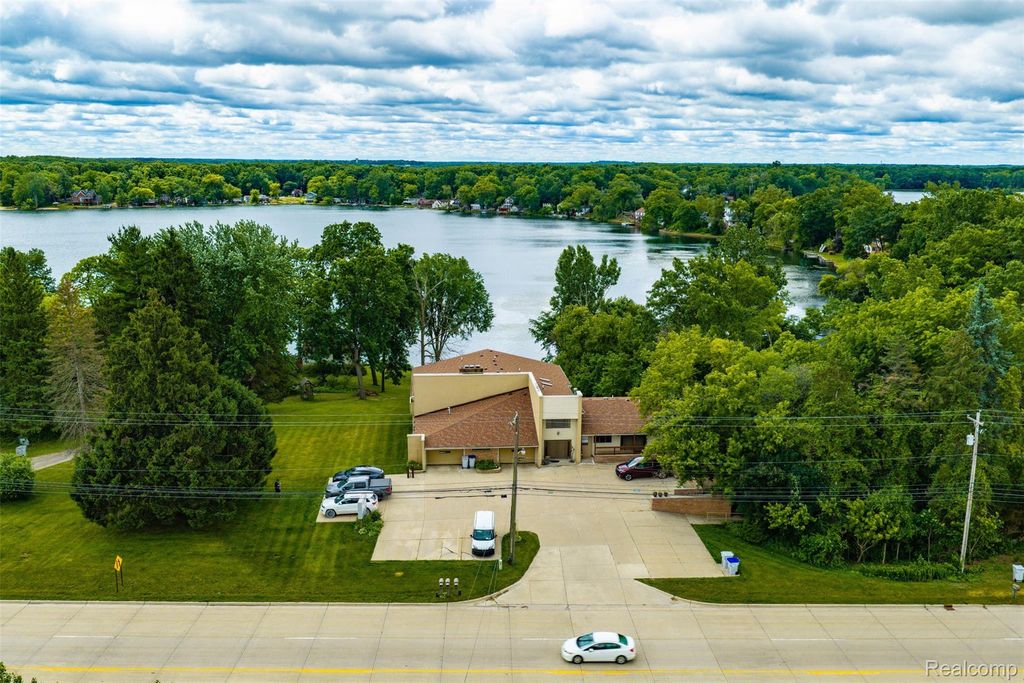 11032 Grand River Road, Green Oak township