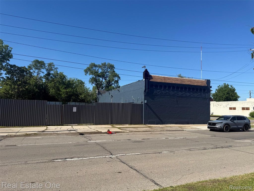 8304 W Davison, Detroit city