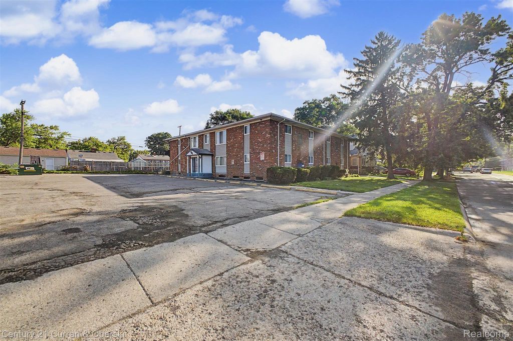 1870 Saint Johns Boulevard, Lincoln Park city