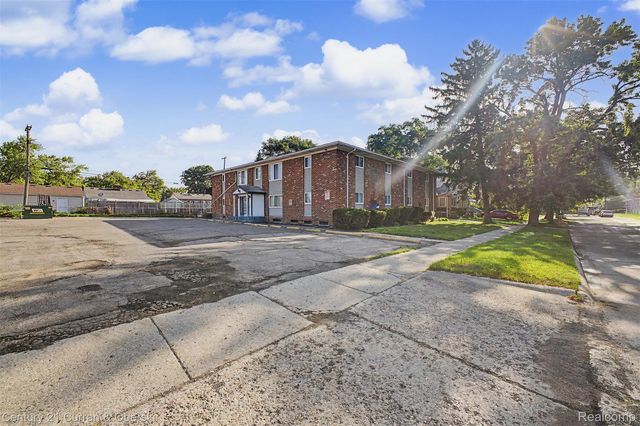 1870 Saint Johns Boulevard, Lincoln Park